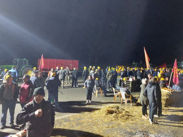 Agriculteurs Bloquant L'autoroute à Agen, 24 Janvier 2024 (4)
