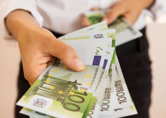 Pare Novac Kredit Evro Subvencije Foto Freepik